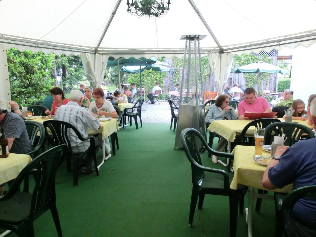 Landgasthof - Hotel Zum Stern Linden  エクステリア 写真