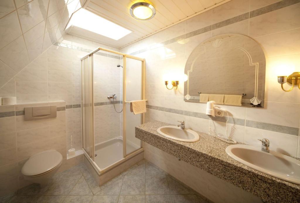 Landgasthof - Hotel Zum Stern Linden  エクステリア 写真